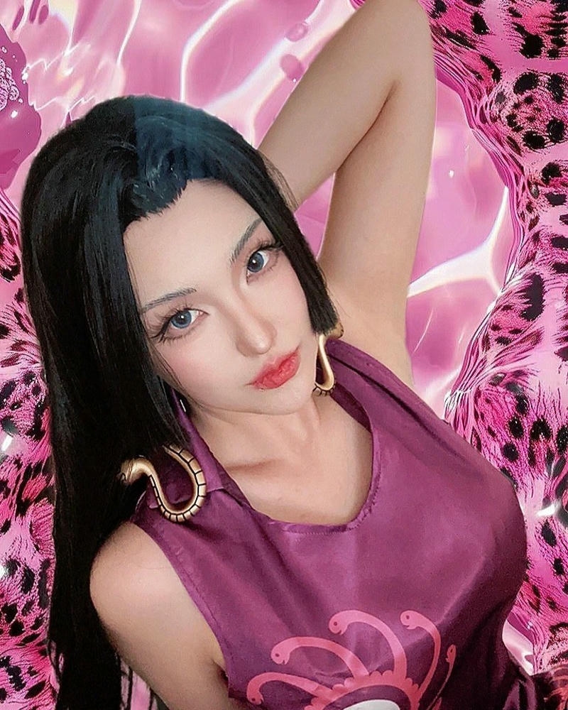 boa hancock cosplay nằm trên giường ánh sáng hồng tím mộng mơ