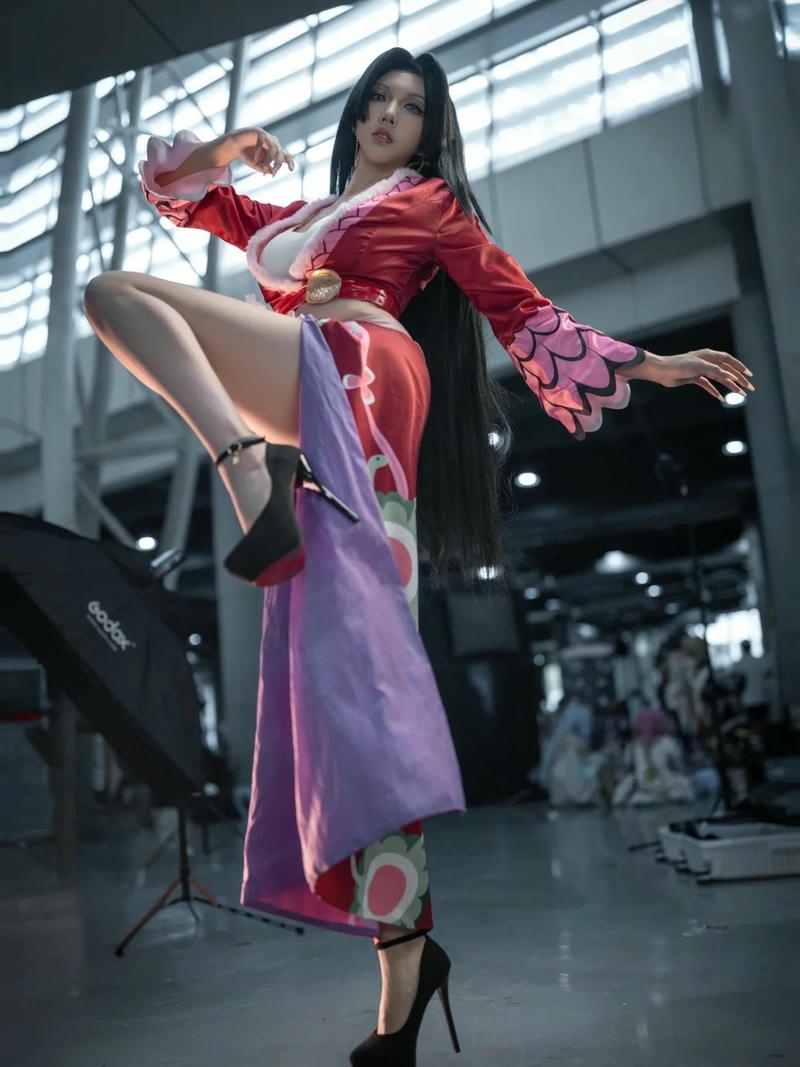 boa hancock cosplay tạo dáng đá chân sau váy xẻ tà cao