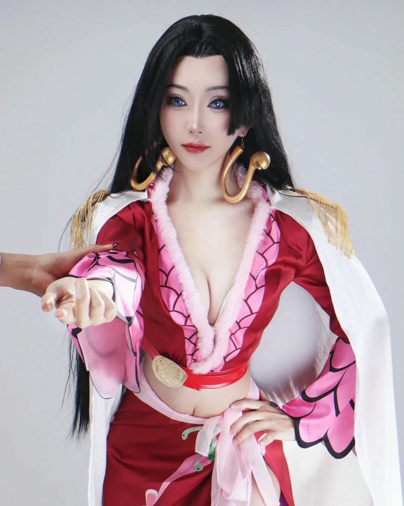 boa hancock cosplay dang tay múa vũ điệu mê hoặc lòng người