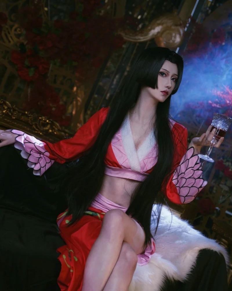 Boa Hancock One Piece ngồi ghế da đen trong bóng tối huyền bí