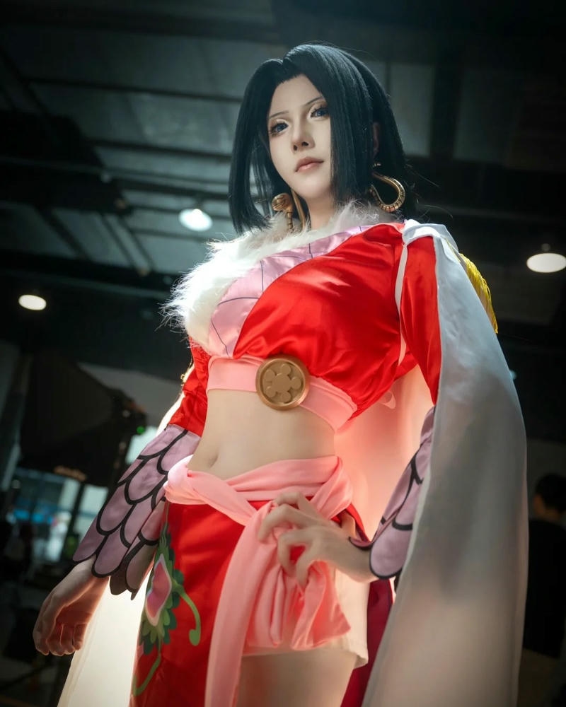 boa hancock cosplay khoác áo choàng trắng bước đi đầy tự tin