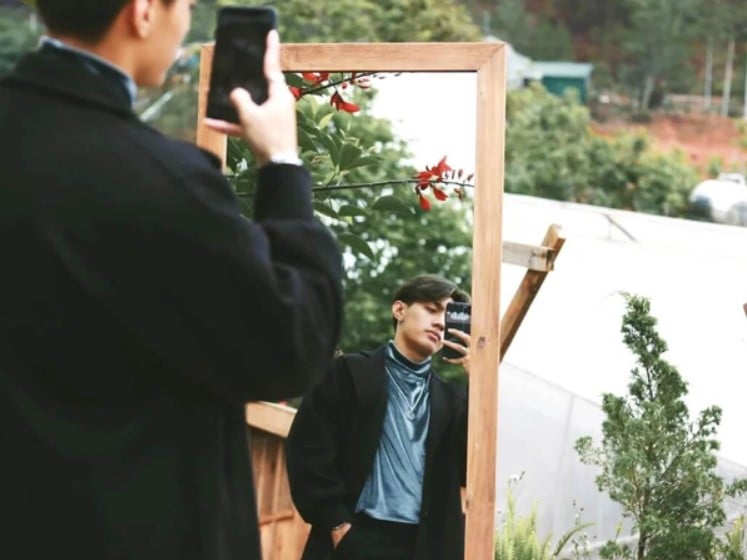 10+ cách chụp ảnh trước gương cực xinh khi lên hình