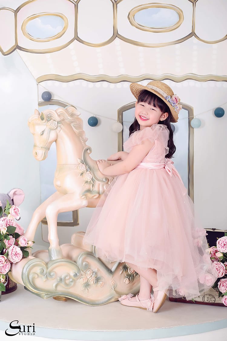 Bật mí TOP 10 cách tạo dáng chụp ảnh cho bé gái ĐẸP và ĐỘC các mẹ nên biết