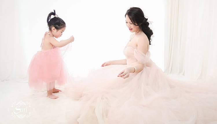 Bật mí TOP 10 cách tạo dáng chụp ảnh cho bé gái ĐẸP và ĐỘC các mẹ nên biết