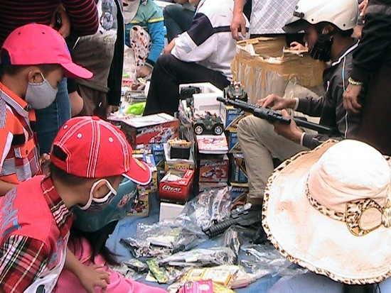 Bày bán tràn lan đồ chơi trẻ em có nguy cơ gây ngộ độc