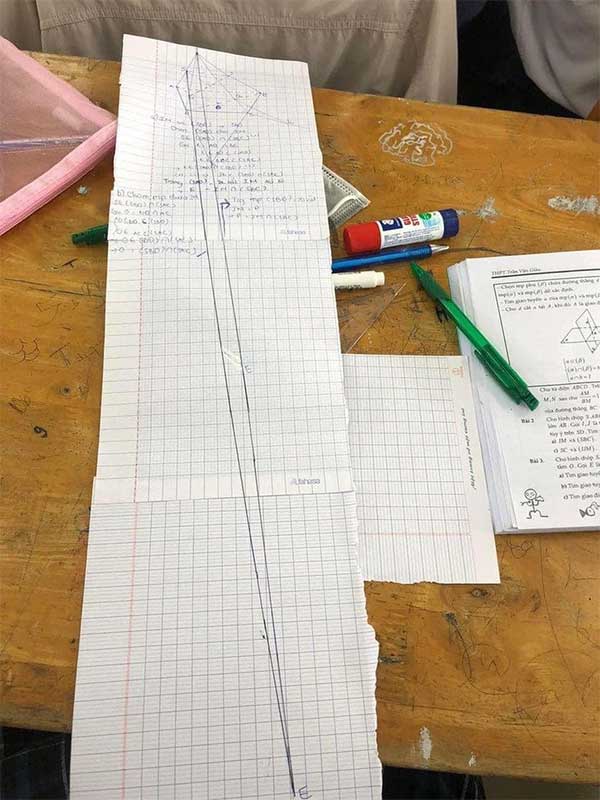 Vẽ tam giác tràn ra mép giấy, 2 học sinh bất ngờ chứng minh được định lý toán học có tuổi đời 2.500 năm