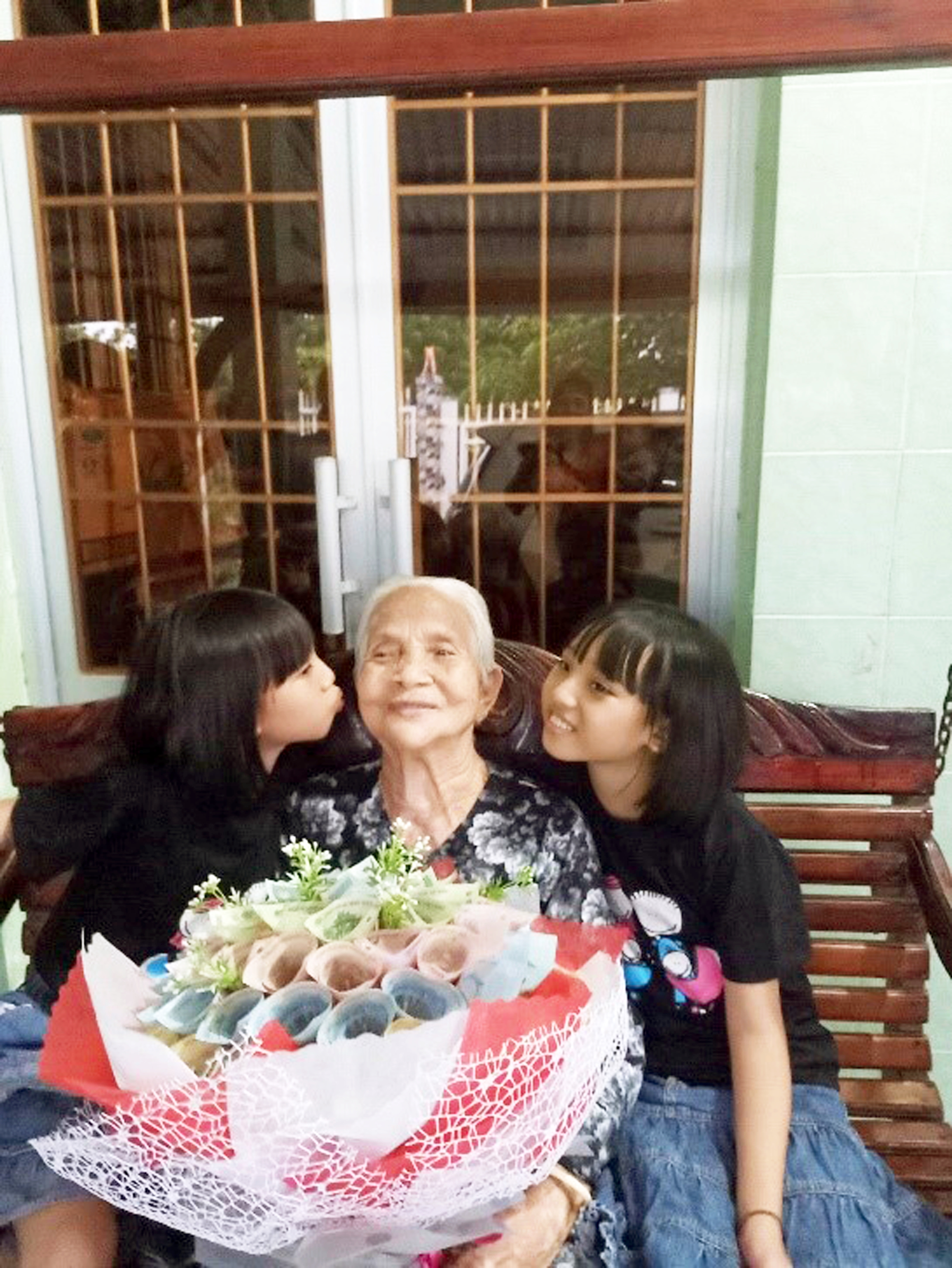 Chiếc xích đu, “phim trường” của gia đình tác giả (trong ảnh: Mẹ và 2 con của tác giả chia tay nhau sau ngày nghỉ lễ)