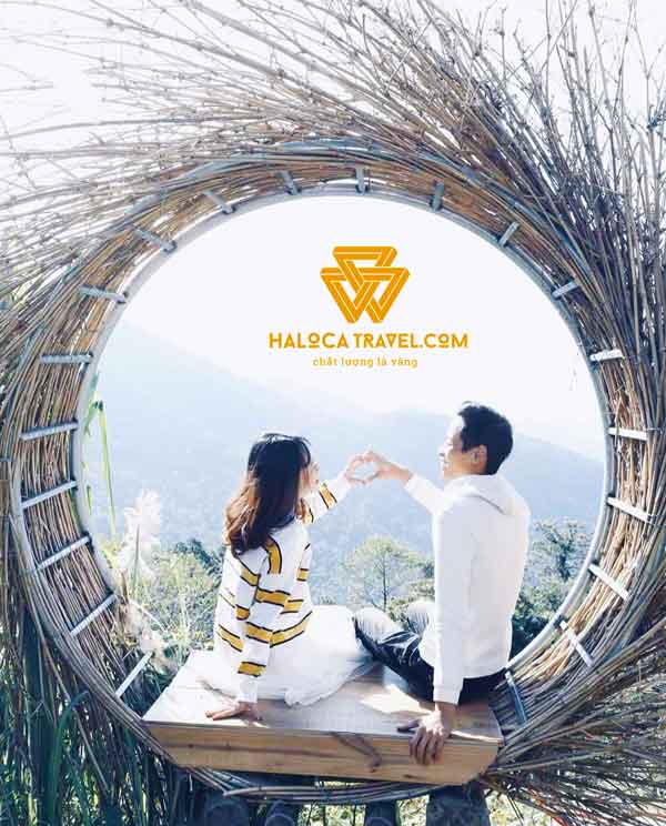 Kieu Tao Dang Chup Tu Phia Cho Cap Doi