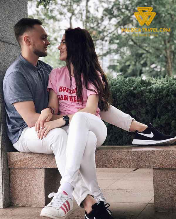 Kieu Tao Dang Chup Anh Cho Cap Doi