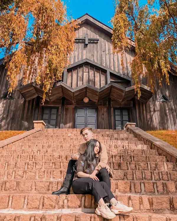 Tao Dang Ngoi Chup Anh Cho Cap Doi