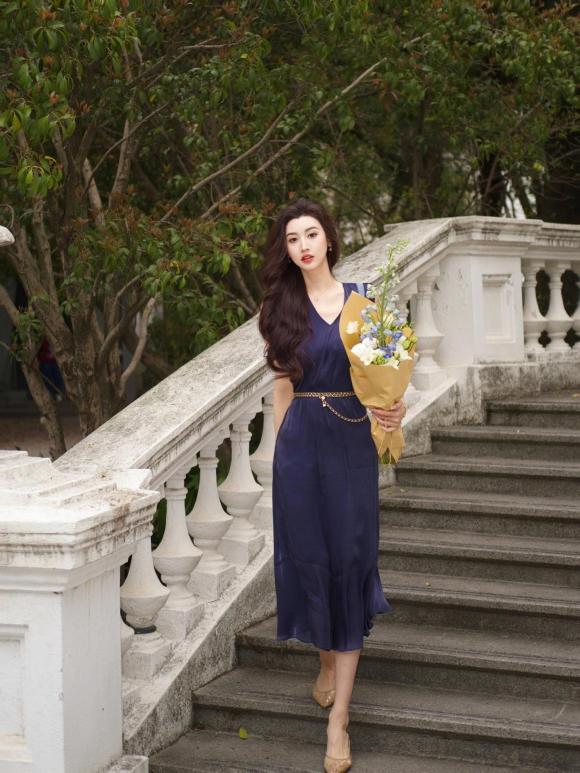 Hãy chủ động diễn như không diễn với kiểu chụp này.