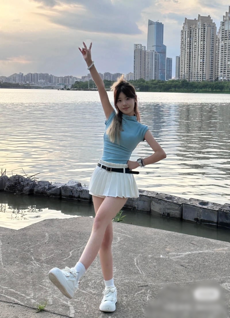 Giơ tay lên khi chụp ảnh trông bạn sẽ cao hơn.