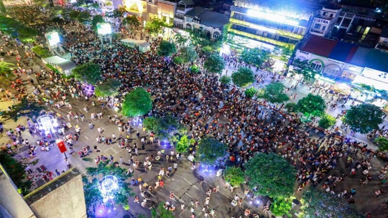 Phố đi bộ Nguyễn Huệ đông kín người dịp lễ hội Trung Thu (Nguồn: Sưu tầm)