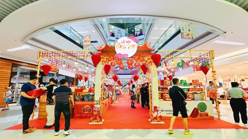 Vạn Hạnh Mall rực rỡ chuỗi lồng đèn và không gian mua sắm sầm uất (Nguồn: Sưu tầm)