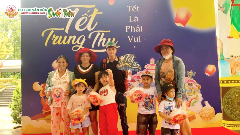 Công viên văn hóa Suối Tiên rộn ràng lễ hội Vui hội Trăng rằm