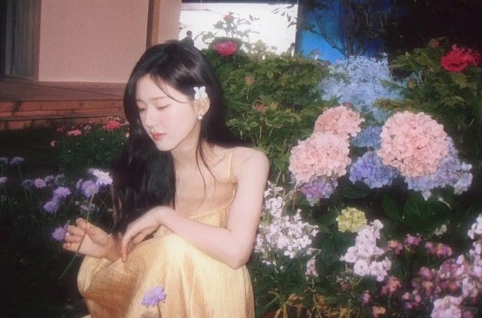 chụp hình với hoa