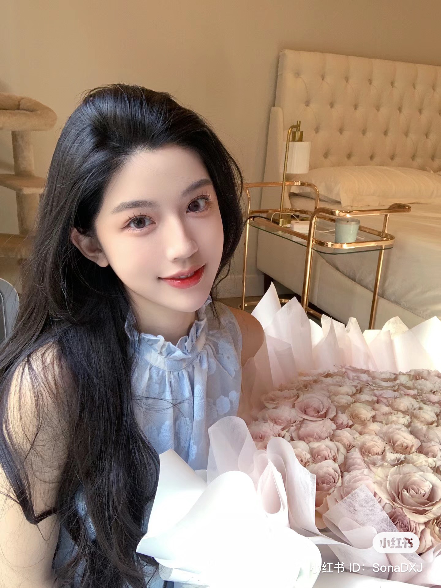 chụp ảnh với hoa đang cầm bó hoa