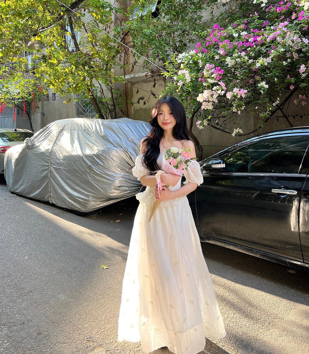 chụp hình với hoa