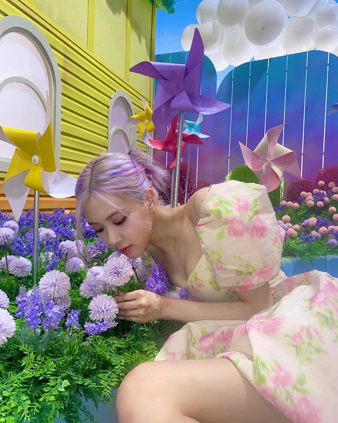 chụp ảnh với hoa ngửi hoa