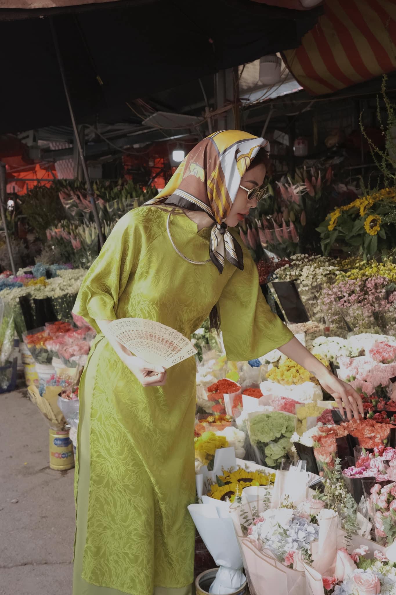 chụp ảnh với hoa