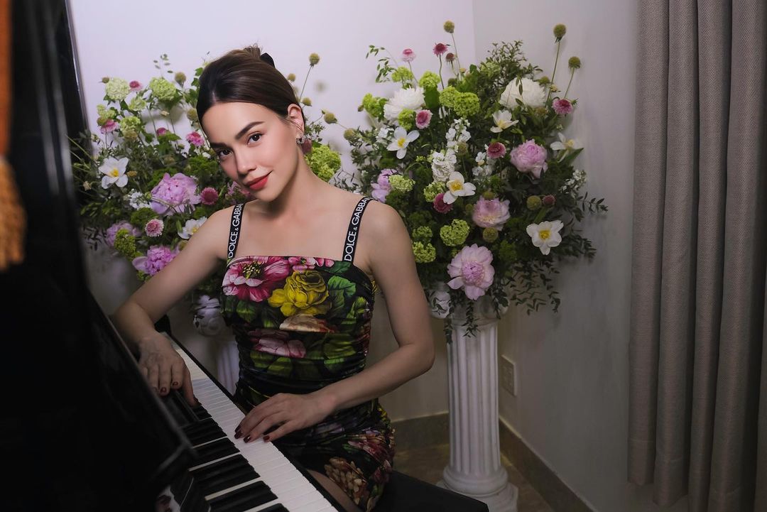 chụp hình với hoa