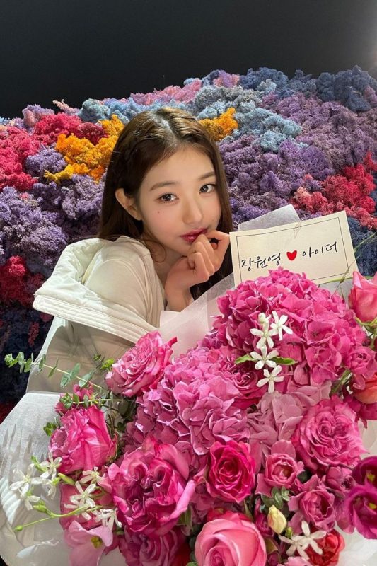 103+ Cách tạo dáng chụp ảnh với hoa CỰC XINH, siêu dễ