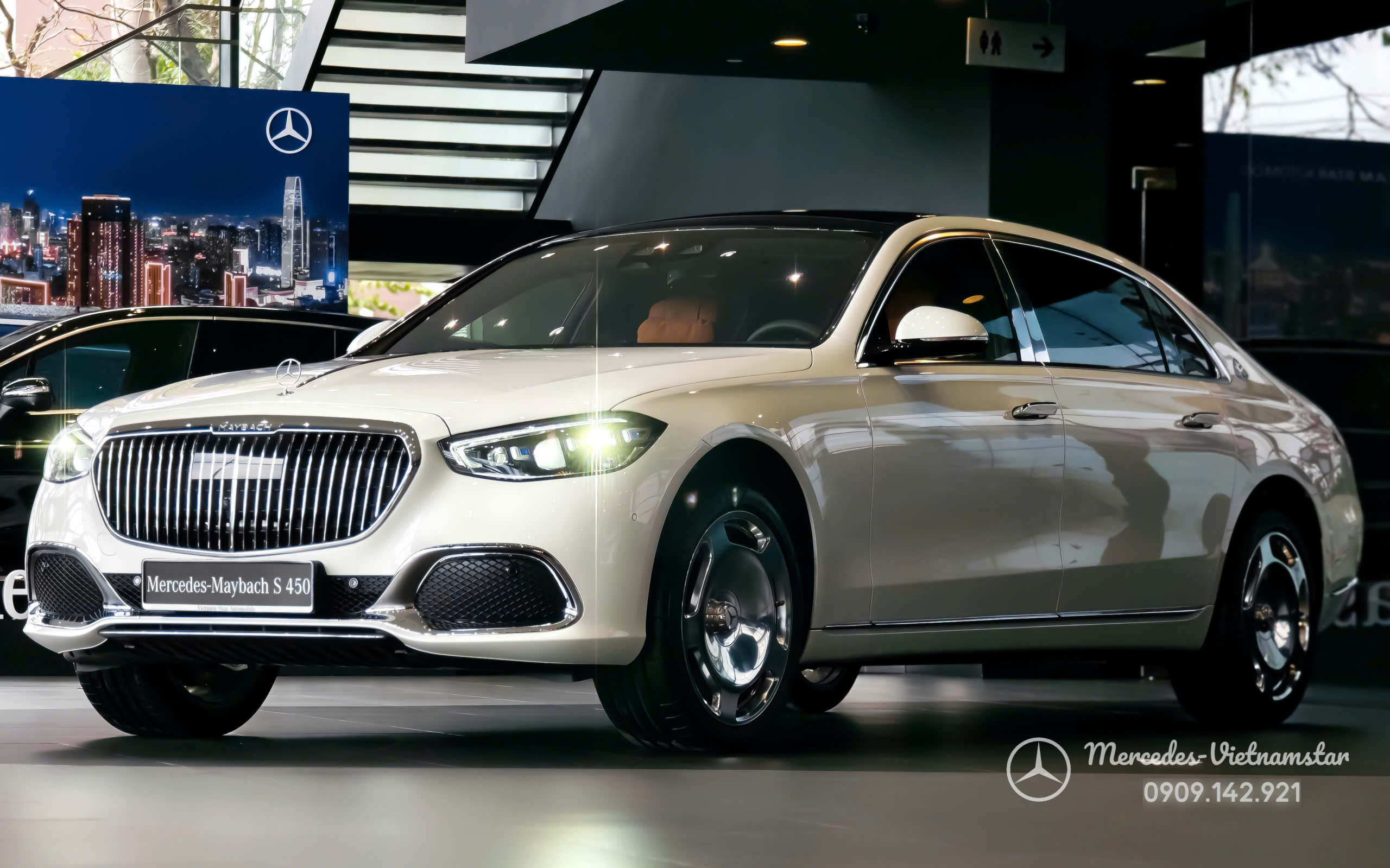 Góc chụp từ dưới lên tôn vinh vẻ uy nghi của chiếc sedan hạng sang Maybach S450 trắng