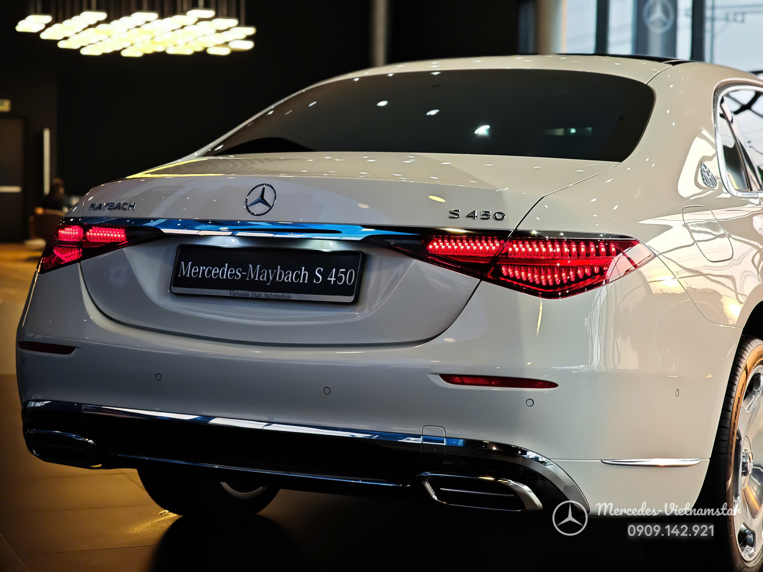 Phần đuôi xe Mercedes-Maybach S450 màu trắng với thiết kế đèn hậu LED tinh xảo.