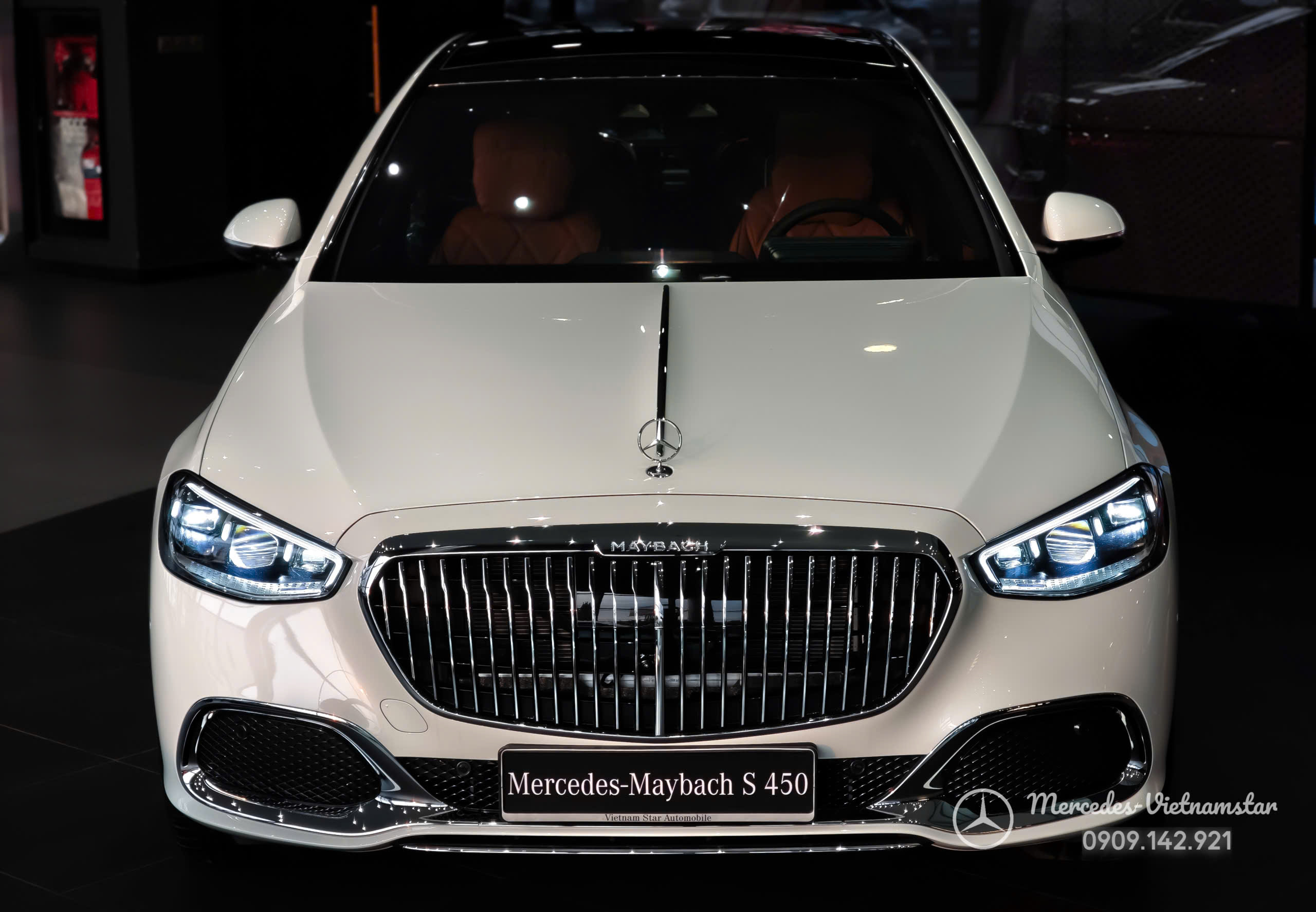 Cận cảnh lazang hợp kim sáng bóng trên nền sơn ngoại thất màu trắng của Mercedes-Maybach S450.