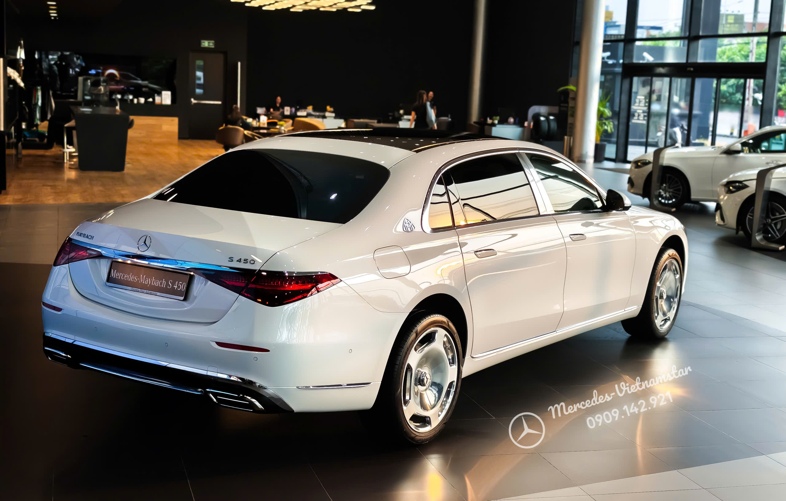 Góc nhìn từ phía sau làm nổi bật vẻ rộng rãi và thanh lịch của Maybach S450 màu trắng.