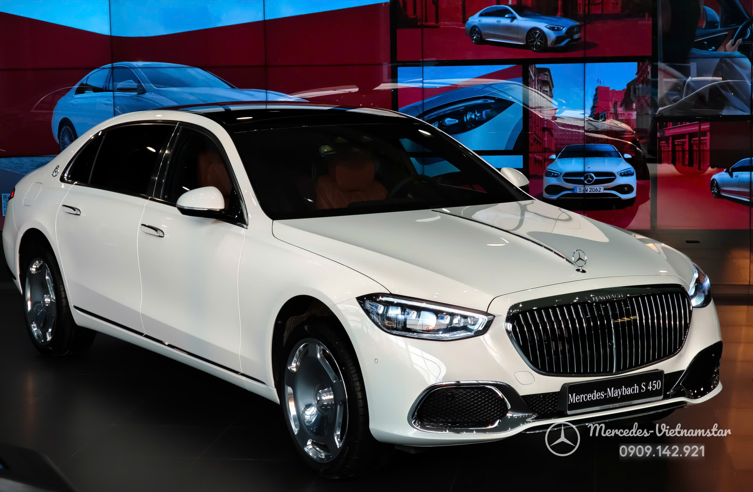 Mercedes-Maybach S450 màu trắng trưng bày tại showroom với vẻ ngoài lôi cuốn mọi ánh nhìn