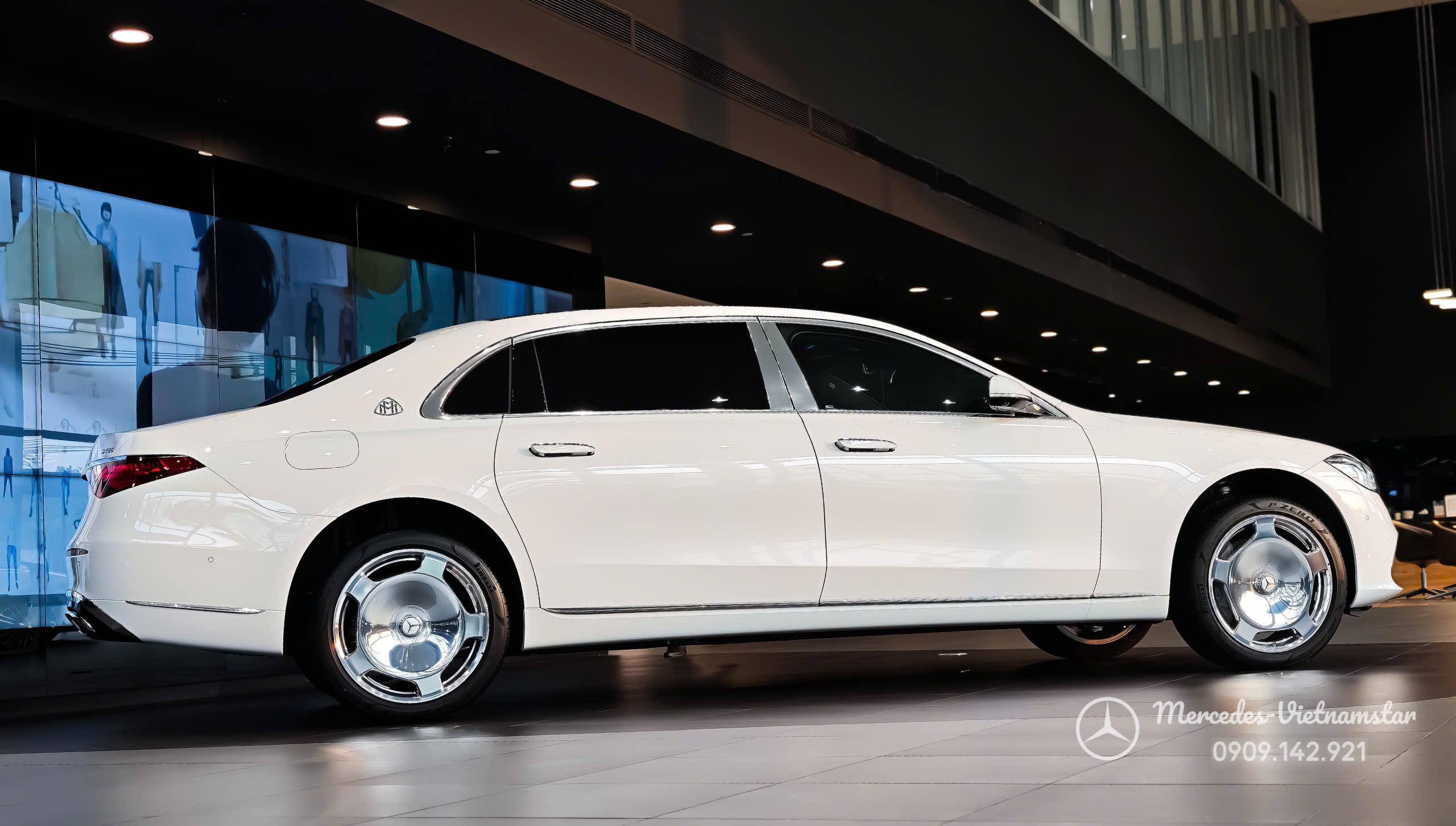 Sự tương phản ấn tượng giữa các chi tiết chrome bạc và nước sơn trắng trên Maybach S450