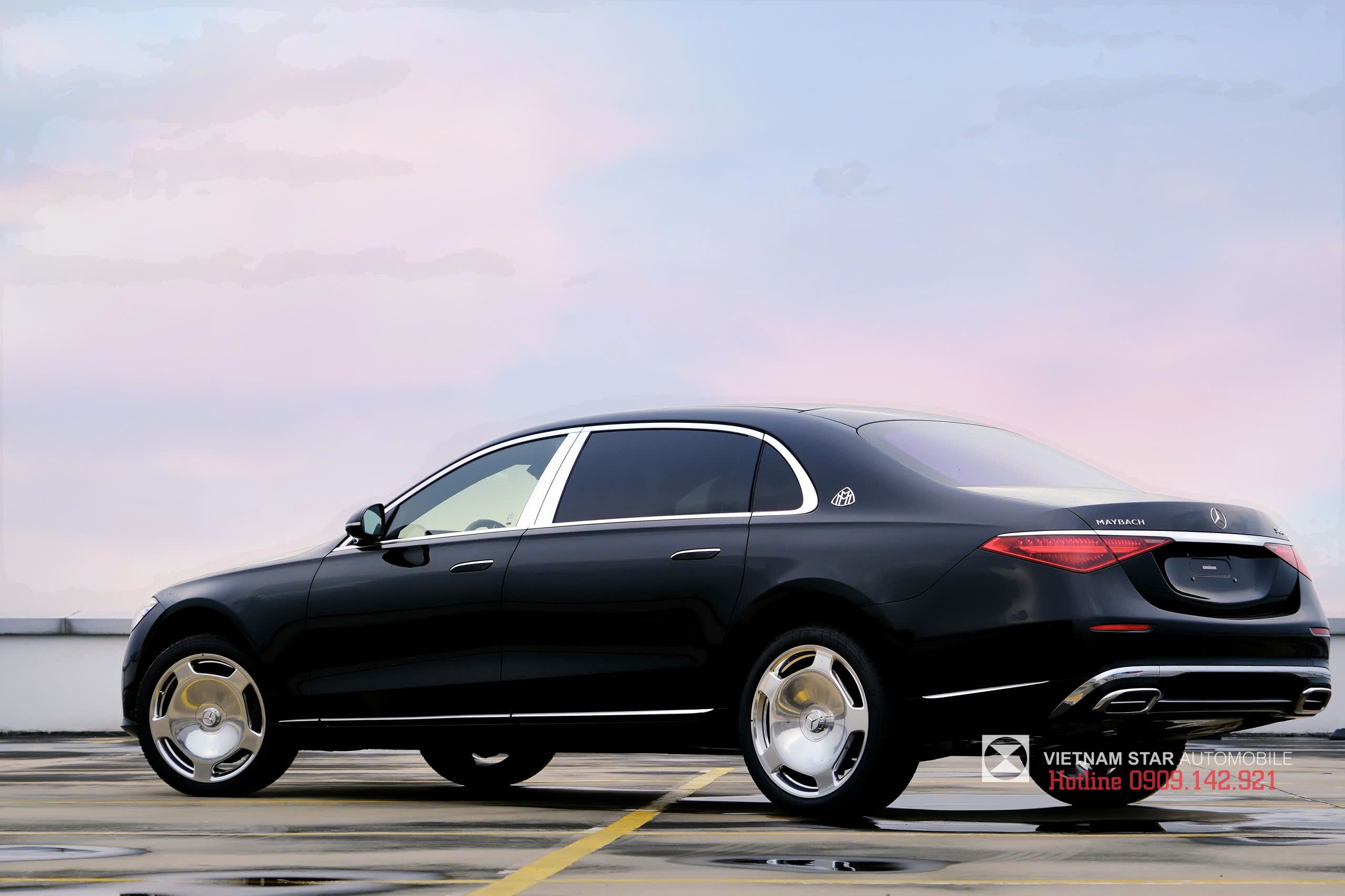 Vẻ đẹp vượt thời gian của ngoại thất Mercedes-Maybach S450 màu trắng phiên bản mới nhất