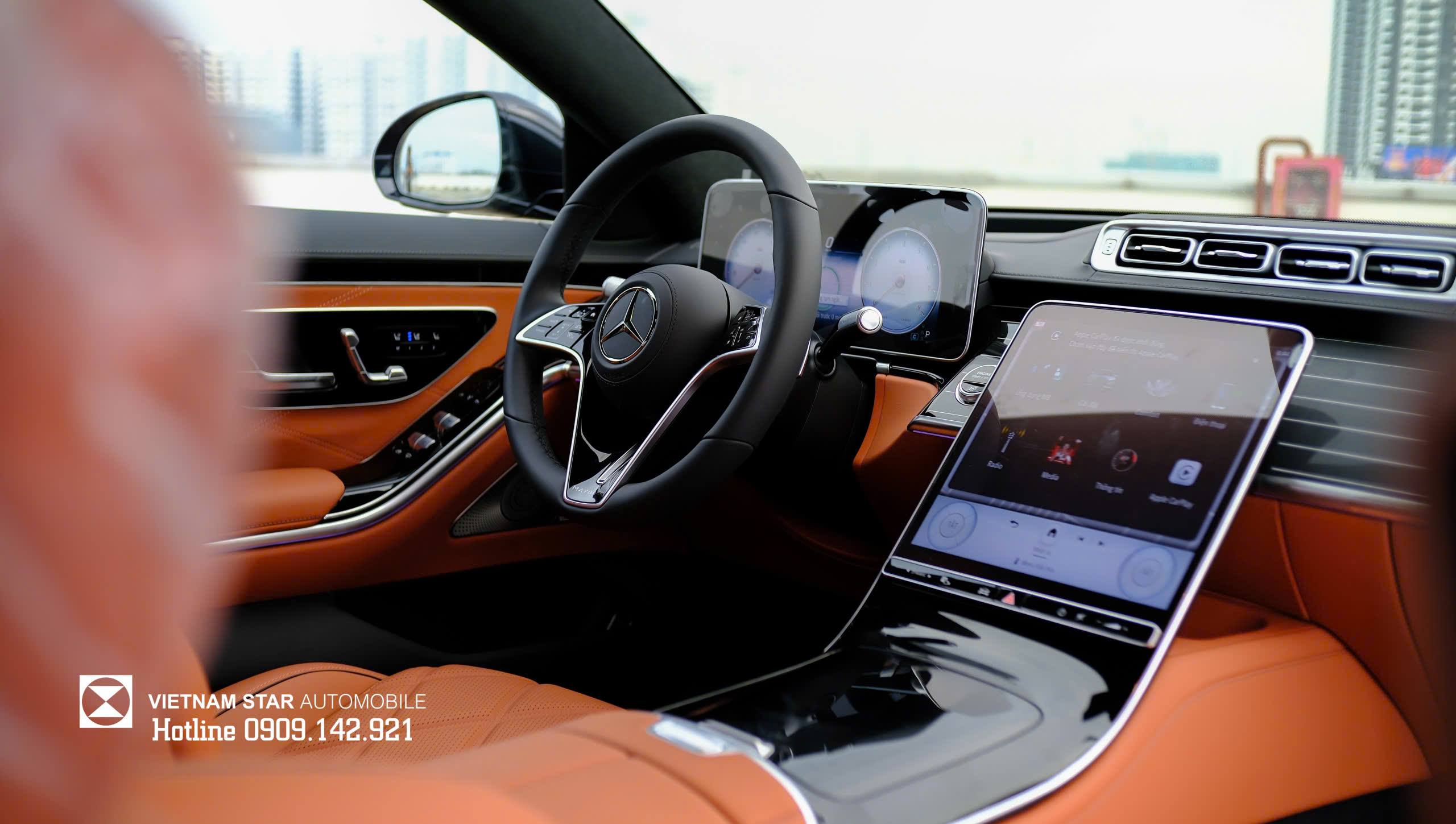 logo maybach dập nổi trên cột c và nắp cốp sau của s450 4matic 2025