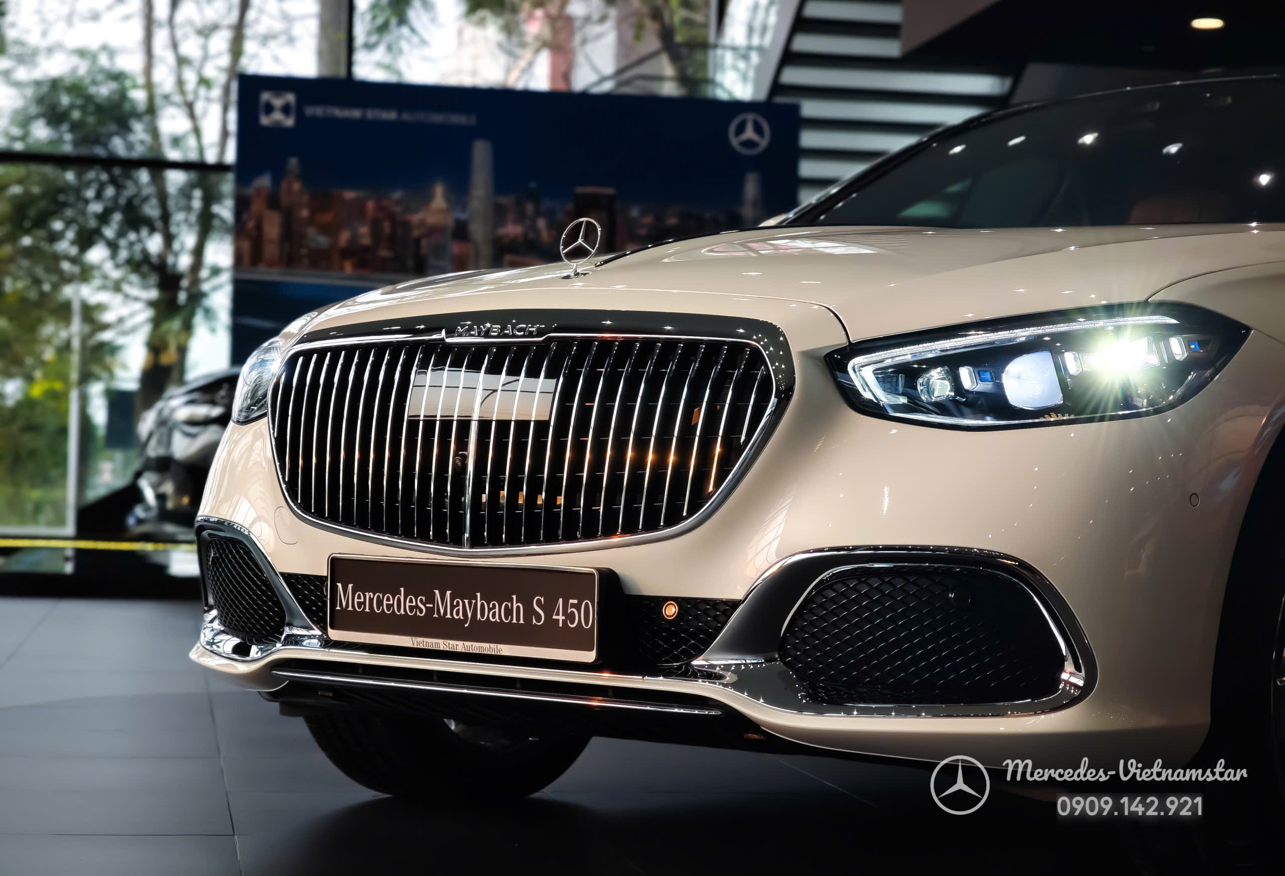 "Cận cảnh lưới tản nhiệt nan dọc mạ chrome đặc trưng trên Mercedes-Maybach S450 màu trắng cực kỳ sang trọng."