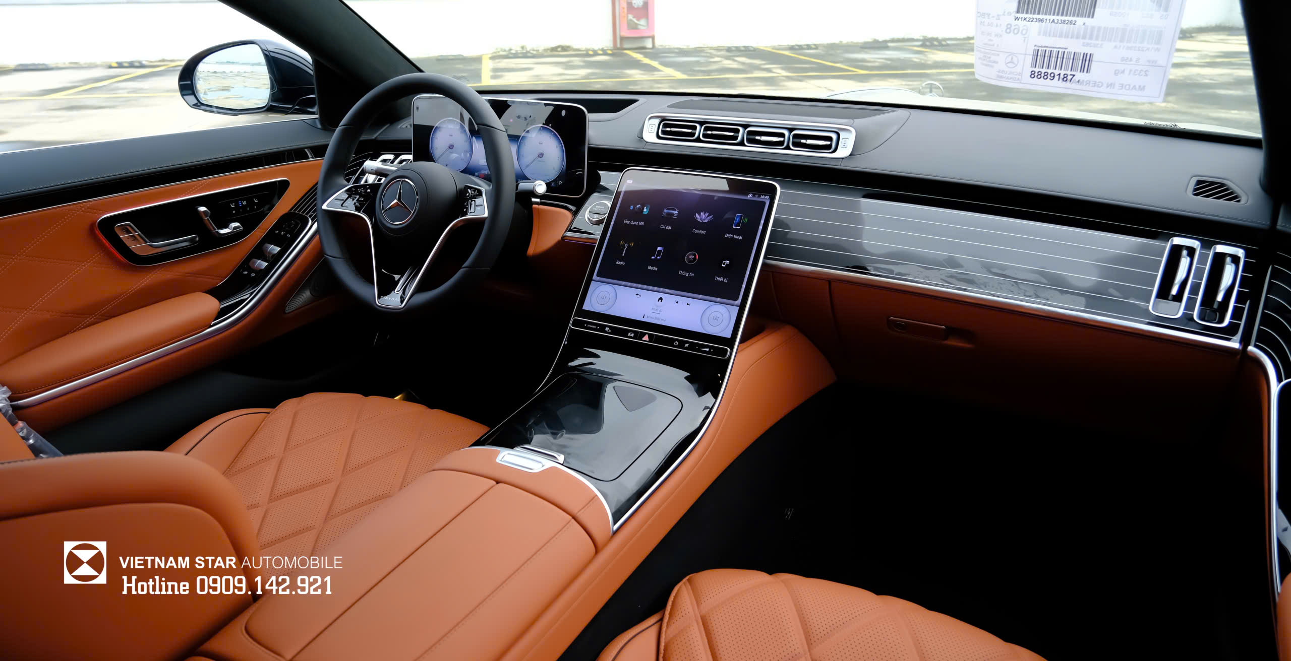 bàn làm việc gập gọn và ngăn lạnh mini bar tích hợp trên maybach s450 2025