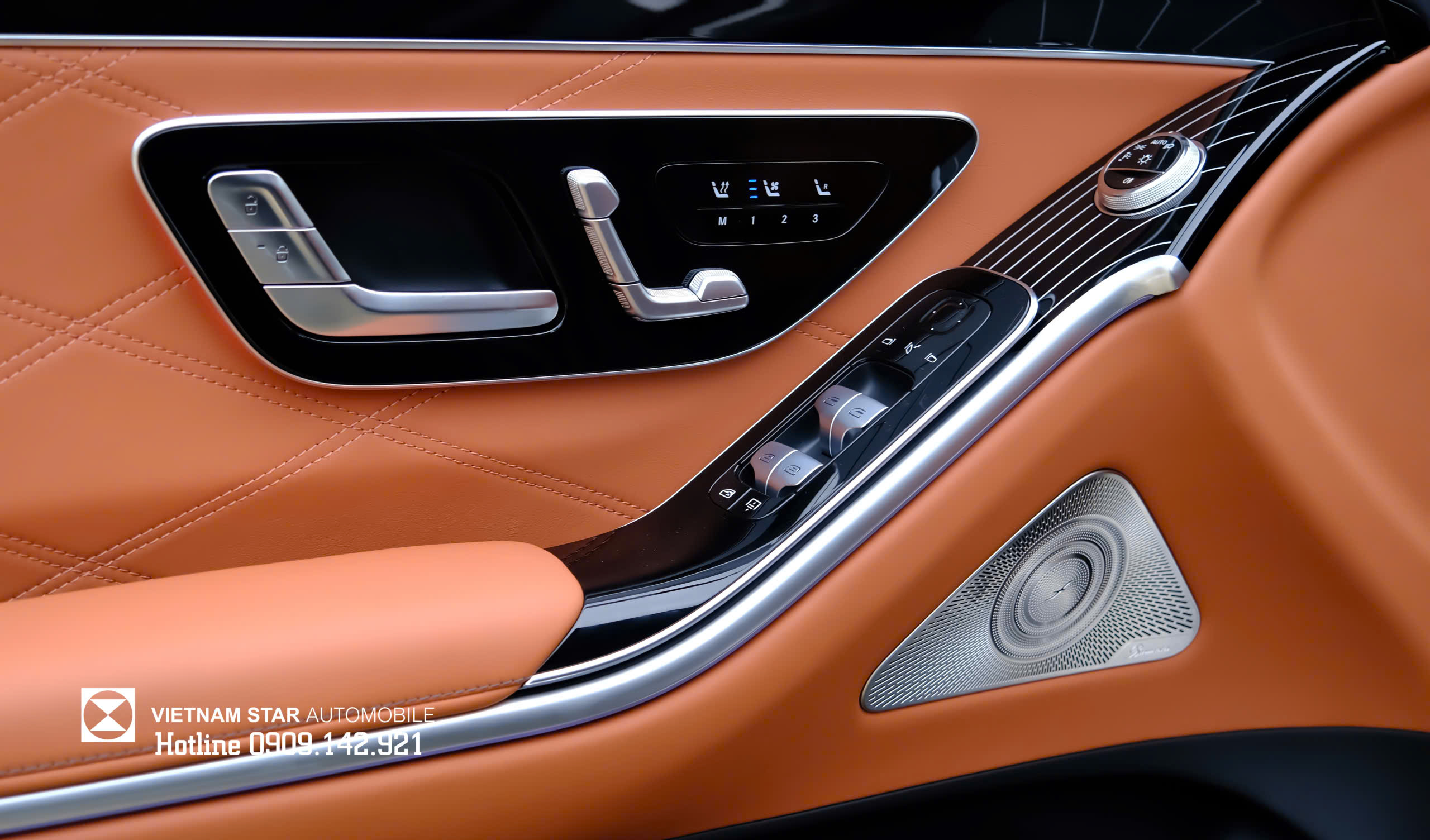 cận cảnh vô lăng maybach s450 4matic 2025 với chi tiết mạ chrome và logo mercedes