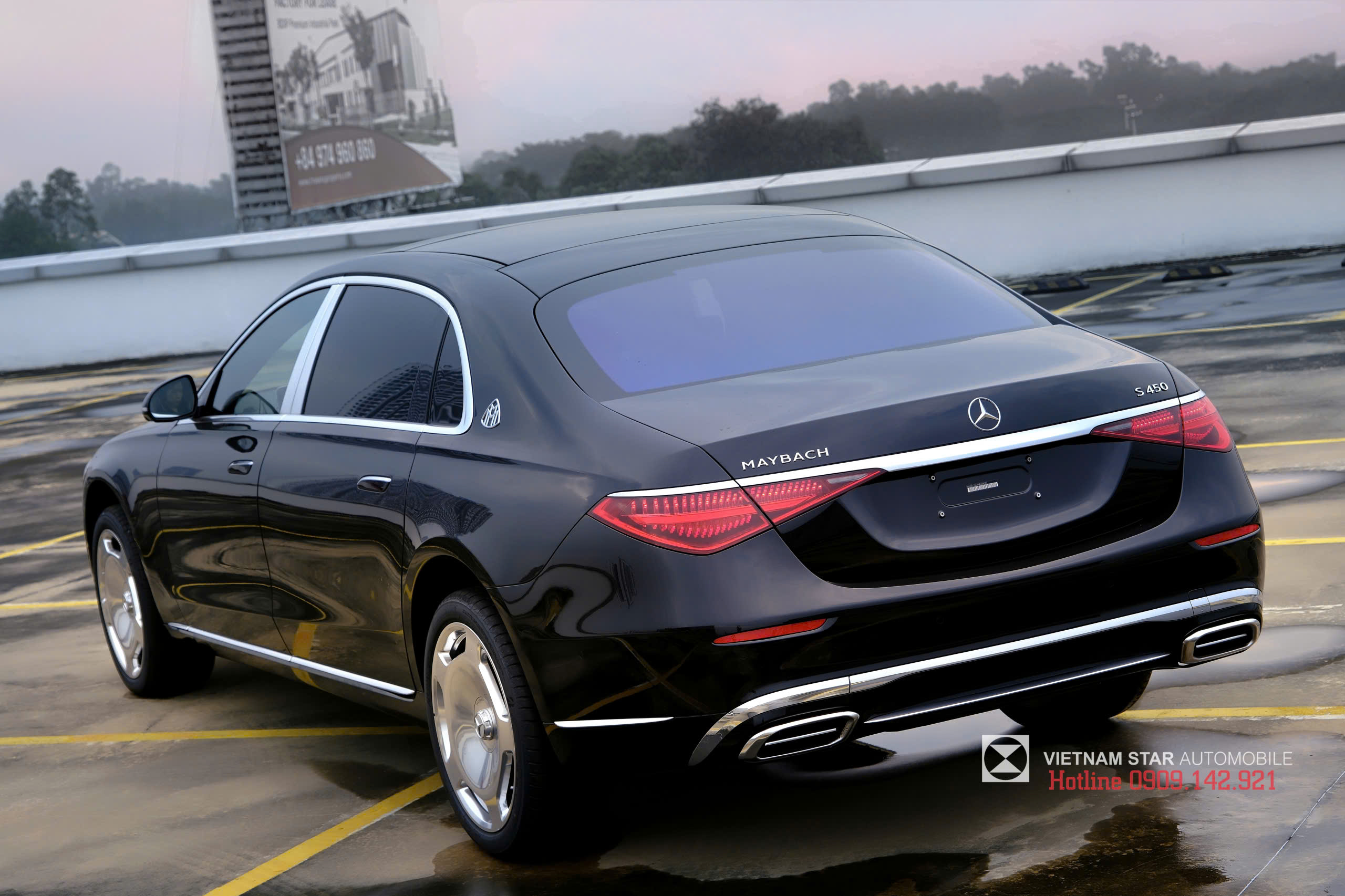 chi tiết viền cửa sổ chrome và các điểm nhấn kim loại trên maybach s450 2025