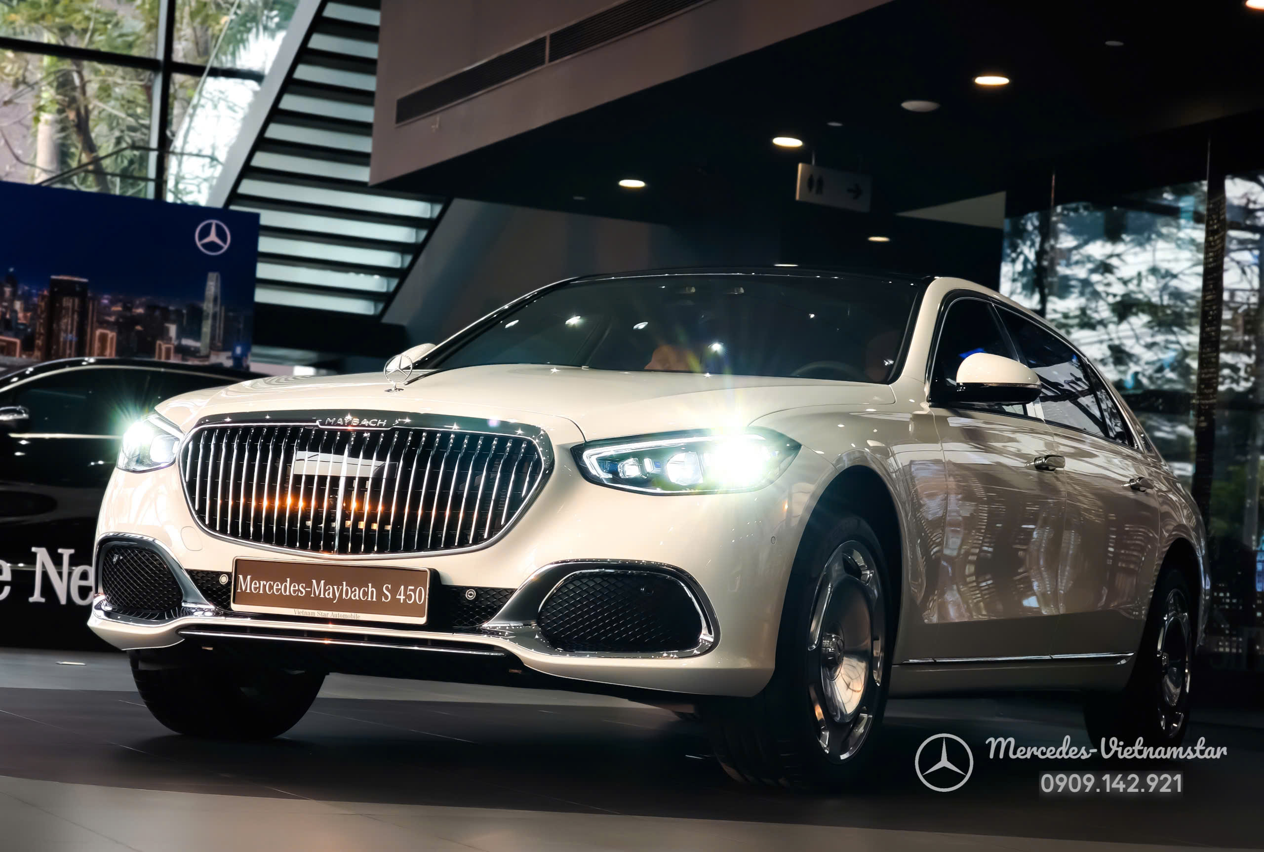 Ngoại thất xe Mercedes-Maybach S450 màu trắng với chiều dài trục cơ sở kéo dài đẳng cấp