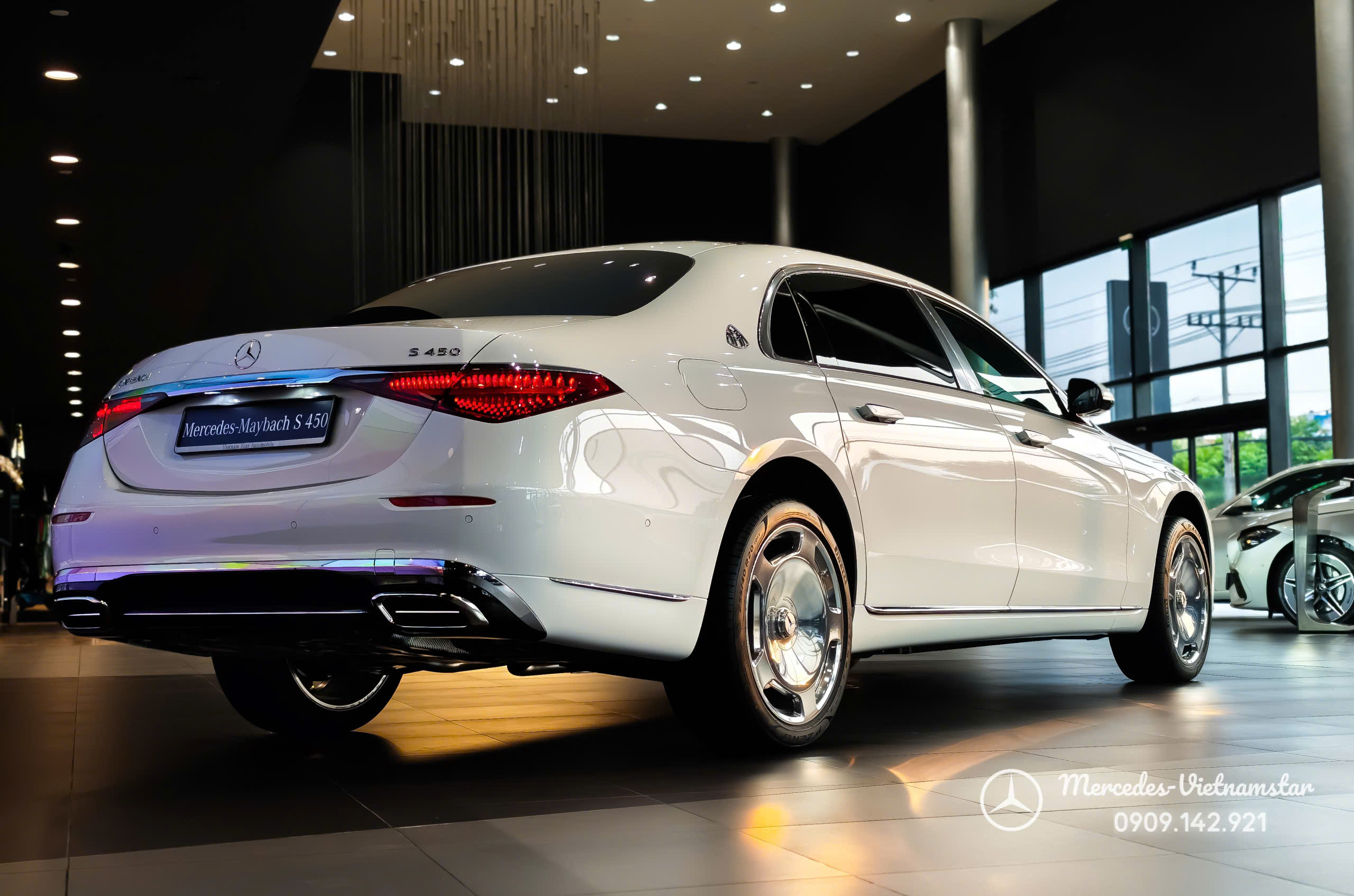 Đường gân dập nổi dọc thân xe Maybach S450 màu trắng kết hợp cùng các chi tiết mạ chrome sáng loáng