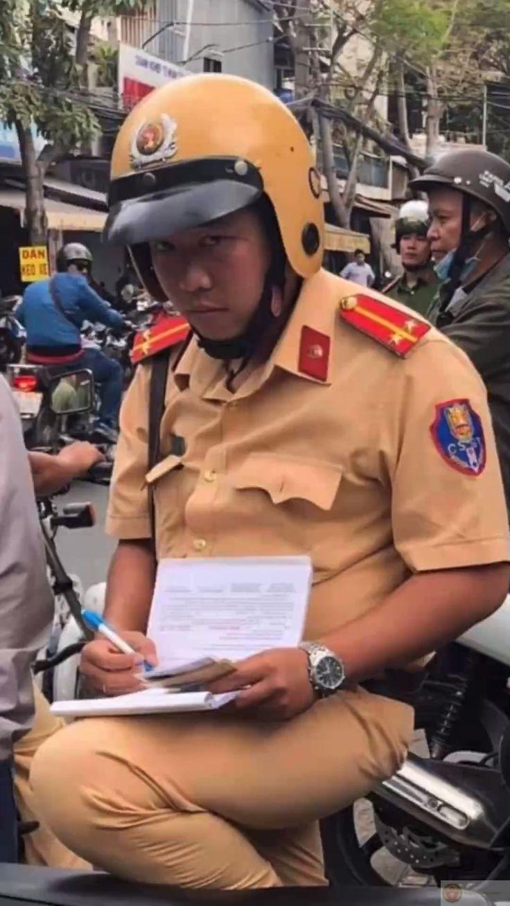 Ảnh chế công an chìm bất ngờ trở thành nguồn cười bất tận của dân mạng