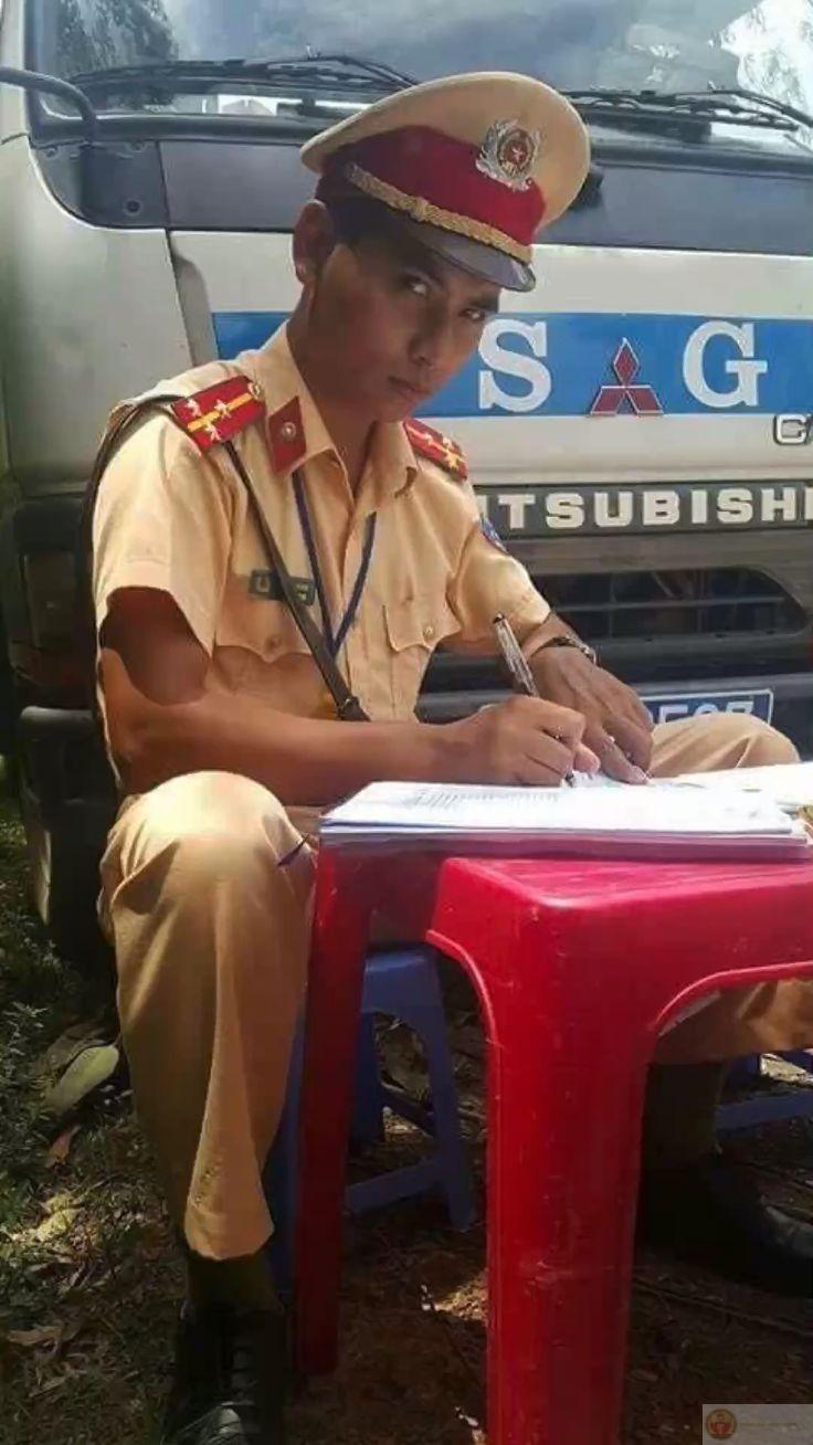 Meme chú cảnh sát dễ thương làm cho cuộc trò chuyện thêm nhiều tiếng cười