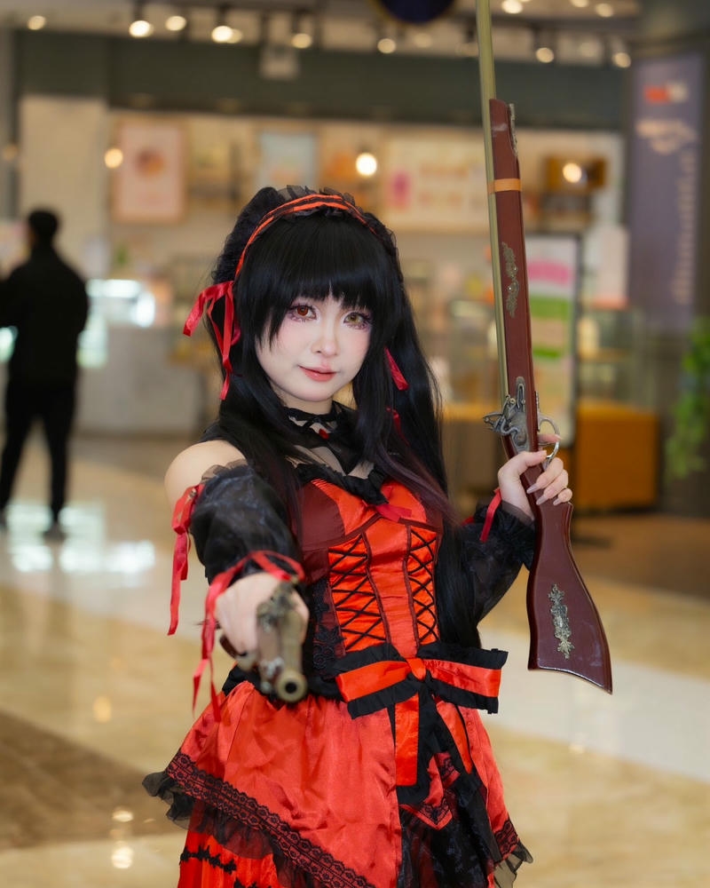 Ảnh cosplay nữ đẹp kurumi váy đỏ đen cầm súng ngầu