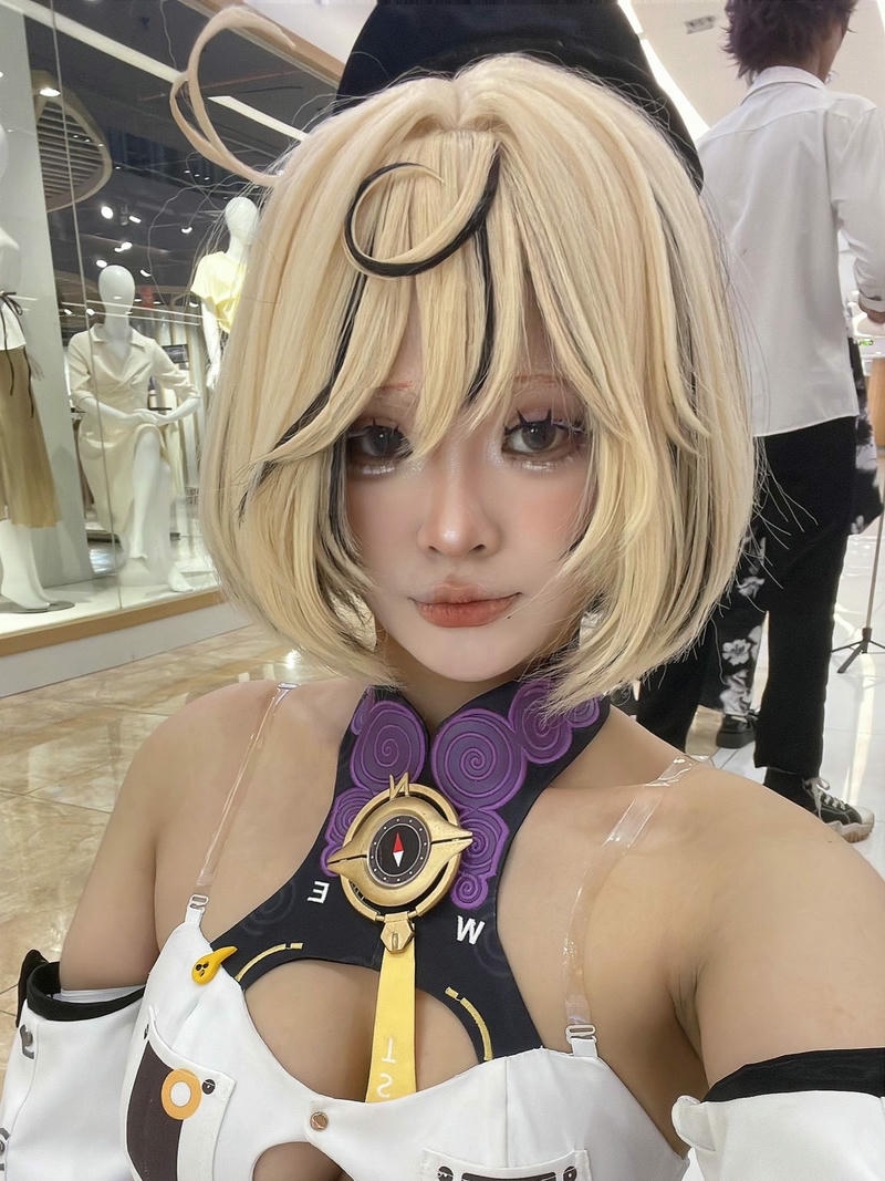 Gái xinh cosplay nhân vật anime tóc vàng trang phục chiến binh