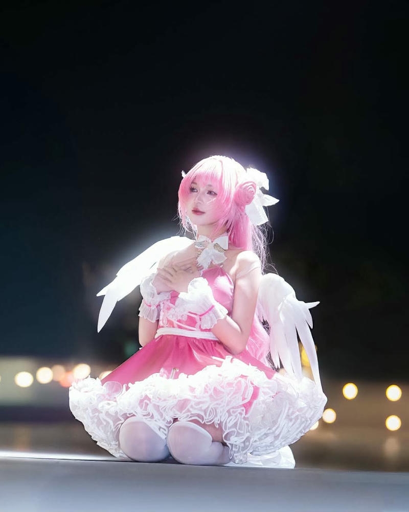 Ảnh cosplay nữ đẹp thiên thần tóc hồng cánh trắng phát sáng