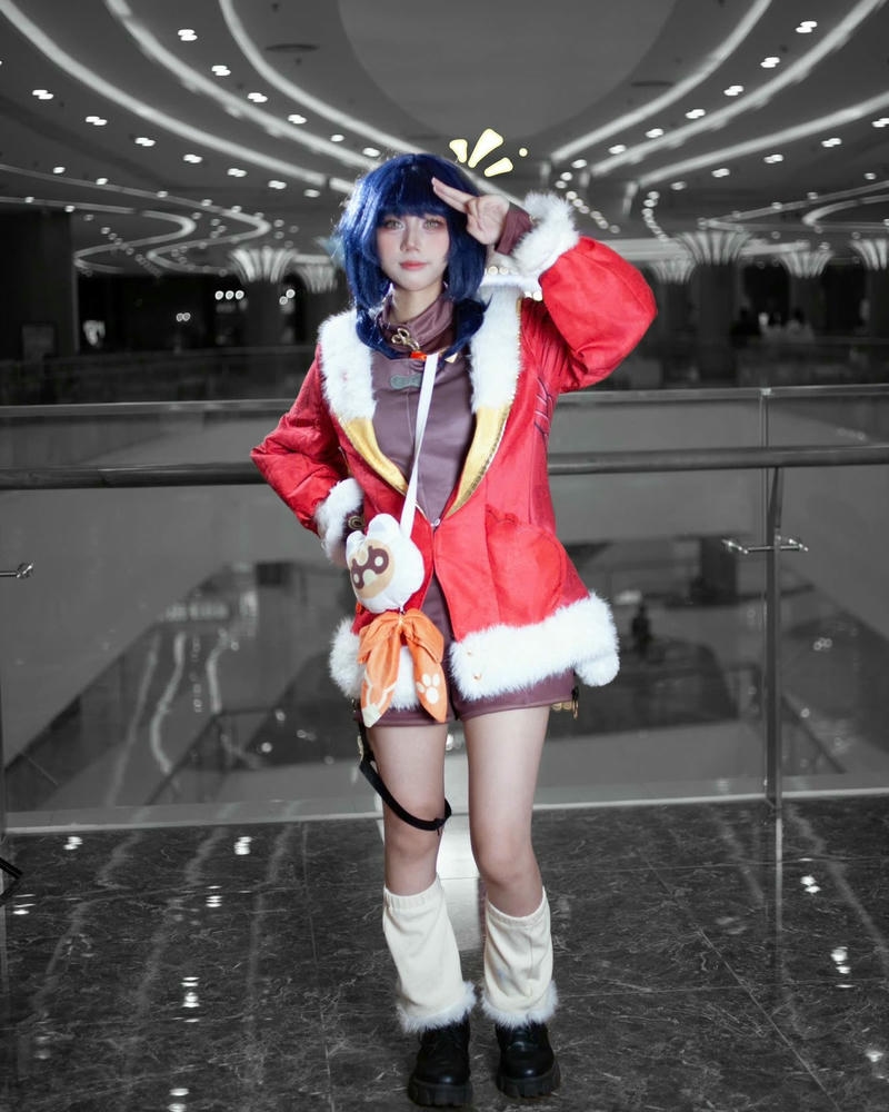 Hóa trang nhân vật hoạt hình giáng sinh váy đỏ dễ thương