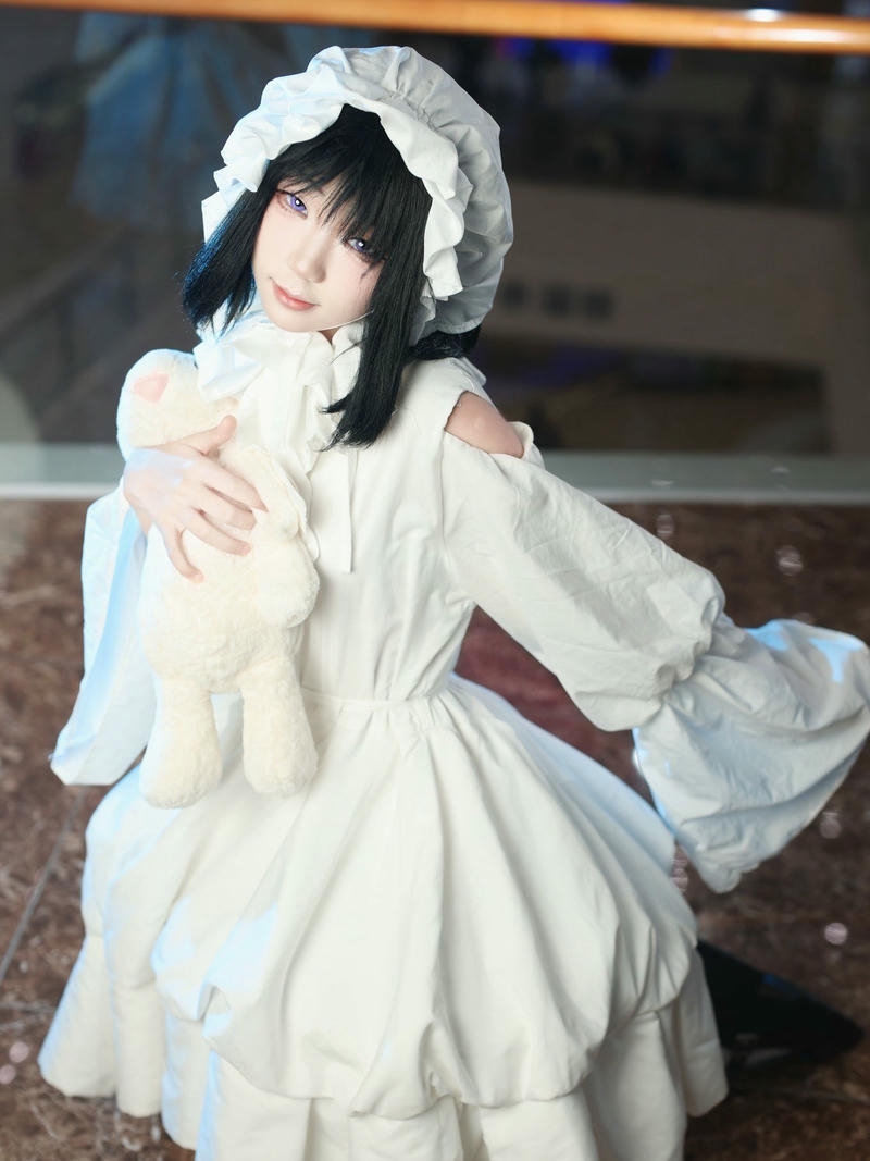 Gái xinh cosplay nhân vật anime váy trắng bồng bềnh ôm gấu