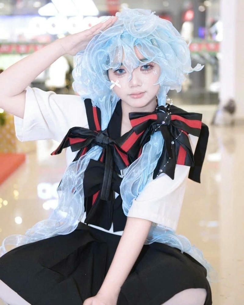 Cosplayer nữ anime rem tóc xanh ngắn trang phục hầu gái