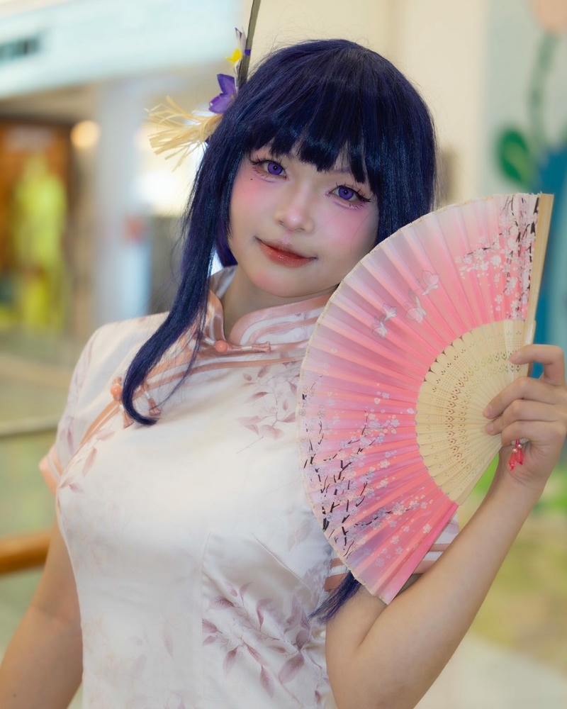 Hóa trang nhân vật hoạt hình tóc xanh cầm quạt hồng phấn