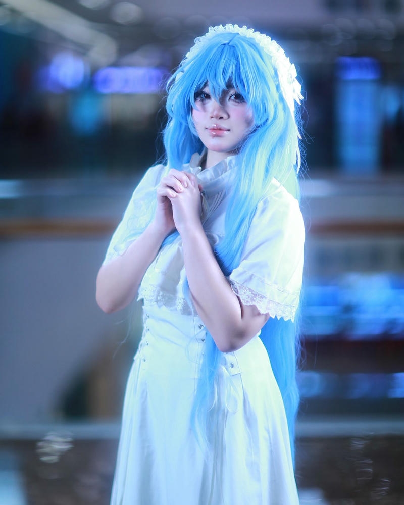 Gái xinh cosplay nhân vật anime tóc xanh váy trắng dịu dàng